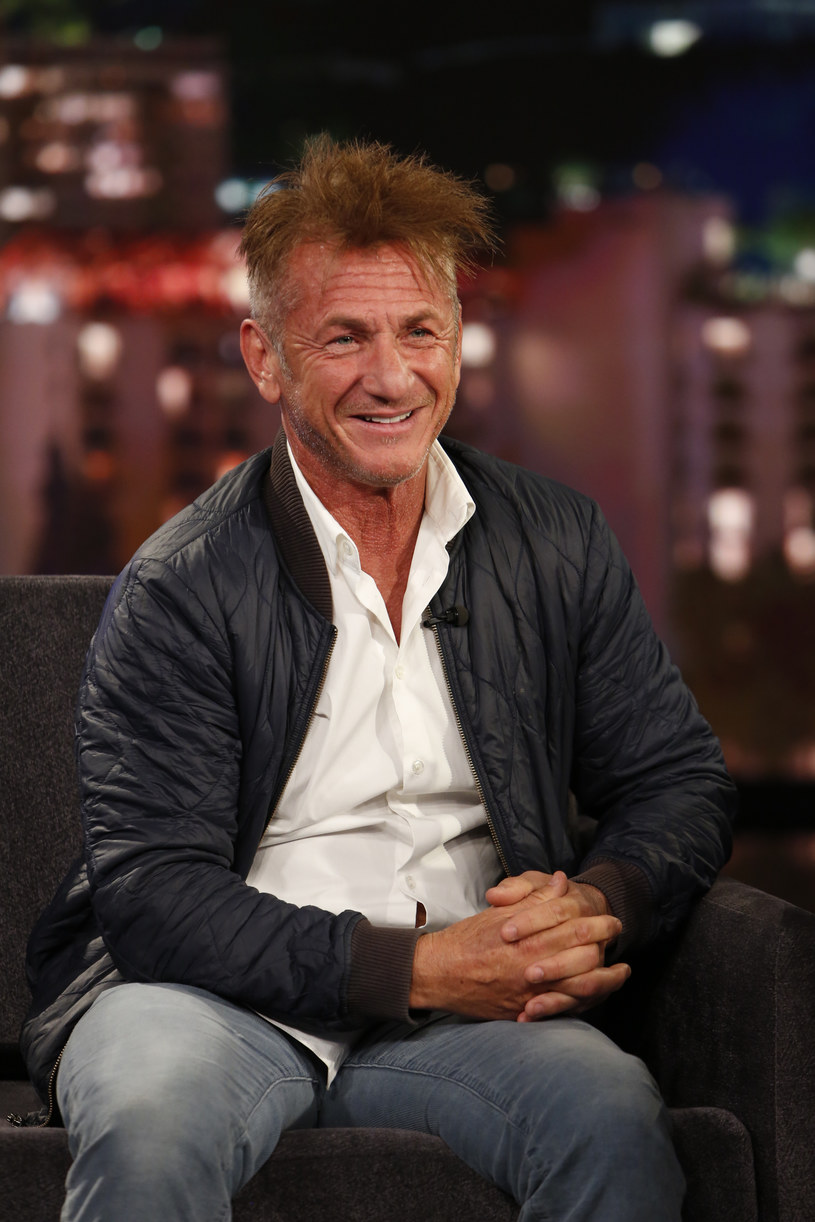 Sean Penn pochwalił się w mediach społecznościowych, iże właśnie dołączył do grona zaszczepionych przeciwko COVID-19. Dziękując pracownikom założonej przez siebie organizacji non-profit CORE, która od początku pandemii dostarcza setki tysięcy testów na obecność koronawirusa, Penn zaapelował do swoich fanów o finansową pomoc. "Jestem szczęściarzem. Potrzebujemy teraz waszego wsparcia, by więcej ludzi uczynić szczęściarzami" - napisał na Twitterze.