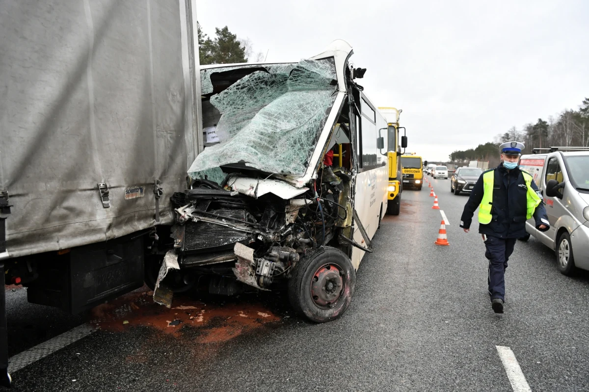 ​7 osób jest rannych, ale żadna z nich ciężko - to skutki zderzenia autobusu i dwóch ciężarówek na trasie S8 niedaleko Niegowa pod Wyszkowem na Mazowszu.