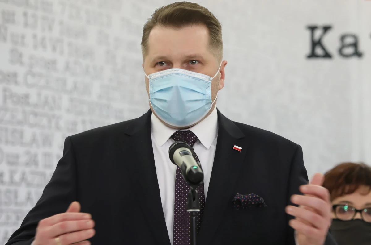 Przygotowujemy się na różne okoliczności w pięciu różnych wariantach, jeśli chodzi o decyzje dotyczące szkolnictwa - powiedział w środę minister edukacji i nauki Przemysław Czarnek. Jak dodał, decyzje odnośnie szkół przedstawi w kolejnych dniach premier Mateusz Morawiecki.