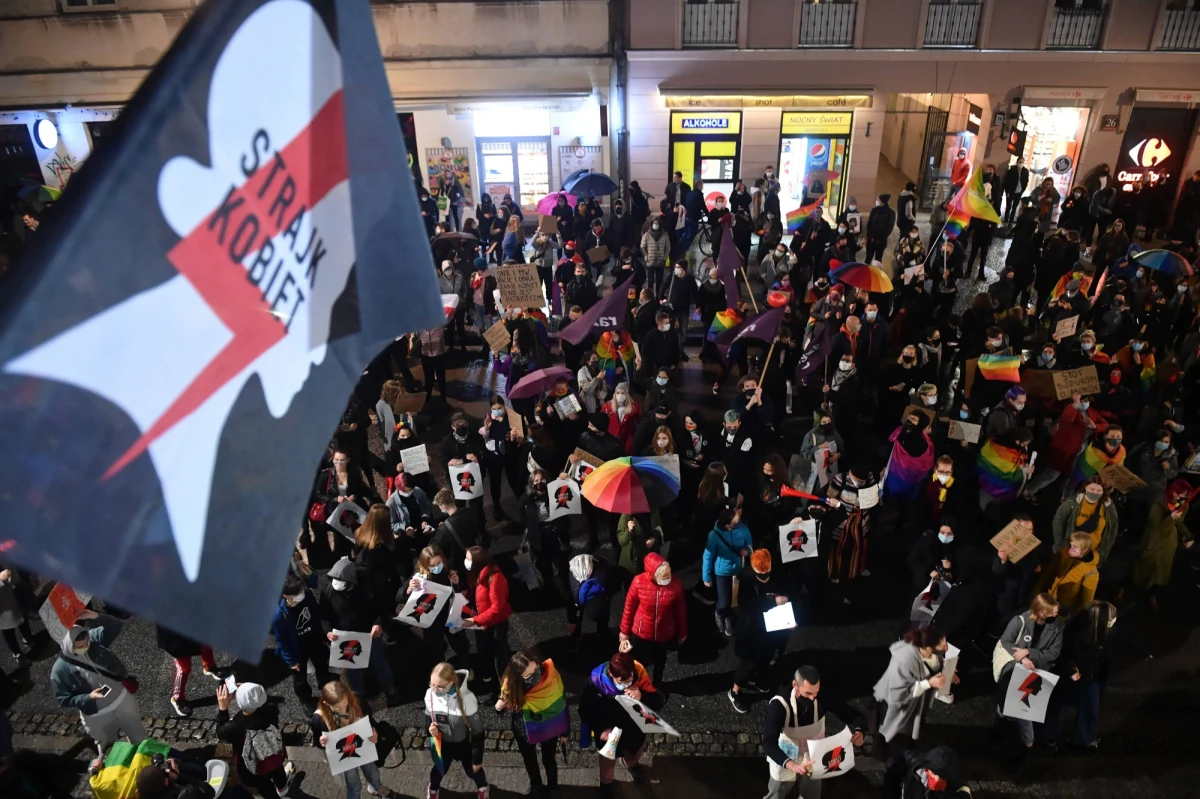 Trybunał Konstytucyjny opublikował uzasadnienie wyroku w sprawie aborcji. Chodzi o decyzję z 22 października ubiegłego roku. Sędziowie TK orzekli wtedy, że przepis tzw. ustawy antyaborcyjnej z 1993 r., który zezwalał na aborcję w przypadku ciężkiego i nieodwracalnego upośledzenia płodu albo nieuleczalnej choroby zagrażającej jego życiu, jest niezgodny z konstytucją. Wyrok został opublikowany w Dzienniku Ustaw. Decyzja TK wywołała w Polsce falę protestów.