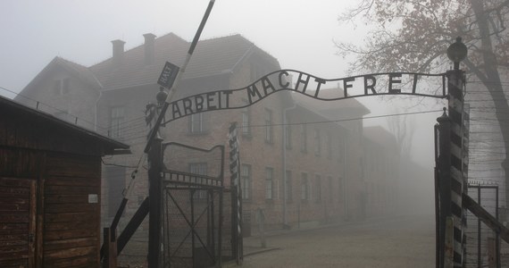 "Musimy walczyć, by historia się nie powtórzyła. Uczcijmy miliony, które tu zginęły. Pokonajmy strach przed nieznanym. Budujmy mosty. Więcej nas łączy niż dzieli" – mówiła była więźniarka KL Auschwitz Anita Lasker-Wallfisch podczas obchodów 76. rocznicy wyzwolenia Auschwitz. Dyrektor Muzeum Auschwitz Piotr Cywiński zwrócił z kolei uwagę, że ludzie łudzą się, iż to wojny, katastrofy czy pandemie zmieniają świat. „Tymczasem to nasza obojętność rodzi najwięcej ofiar, a wśród nich - najsłabsze, najufniejsze i najbardziej niewinne – są zawsze dzieci” - podkreślił.