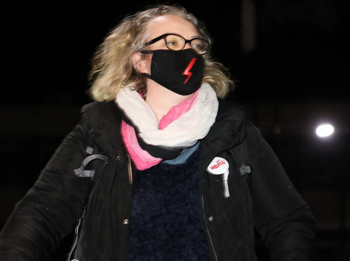 "Jesteśmy gotowe, żeby wyjść na ulice" - oświadczyły przedstawicielki Ogólnopolskiego Strajku Kobiet po publikacji uzasadnienia wyroku TK ws. aborcji. "Wzywamy wszystkich, aby tym razem iść tak, żeby zostawiać ślady. Wyraźcie swój gniew tak, jak uważacie. To nie my zaczęłyśmy" - nawoływała Marta Lempart.