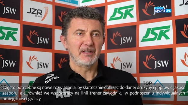 Andrea Gardini rozpoczął we wtorek pracę w Jastrzębskim Węglu jako trener pierwszego zespołu. Drużynę przejął po Luke’u Reynoldsie, który został zwolniony w ostatni czwartek. Na ławce trenerskiej jastrzębian Włoch zadebiutuje w sobotnim meczu wyjazdowym 23. kolejki PlusLigi z siatkarzami GKS Katowice. W wywiadzie dla klubowej telewizji Gardini powiedział, że propozycji pracy w tak wielkim klubie jak Jastrzębski Węgiel, po prostu nie można odrzucić. (wideo: Jastrzębski Węgiel)