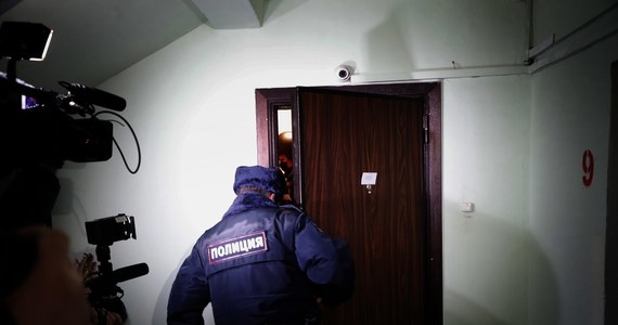 Policja w Moskwie zakończyła rewizję w mieszkaniu Aleksieja Nawalnego w dzielnicy Marjino, po czym funkcjonariusze zabrali ze sobą brata opozycjonisty - Olega Nawalnego, który znajdował się w tym lokalu - podał w środę wieczorem portal MBCh Media.