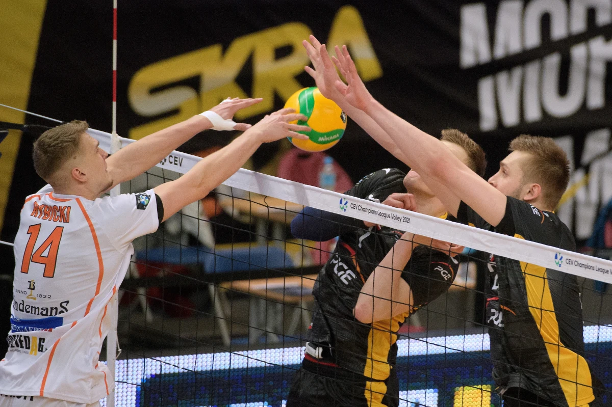 Siatkarze PGE Skry pokonali belgijski Lindemans Aalst 3:1 (17:25, 25:20, 25:18, 25:20) w drugim dniu turnieju grupy A Ligi Mistrzów w Bełchatowie. To trzecie zwycięstwo tego zespołu w obecnej edycji rozgrywek. W czwartek jego rywalem będzie tureckie Fenerbahce Stambuł.