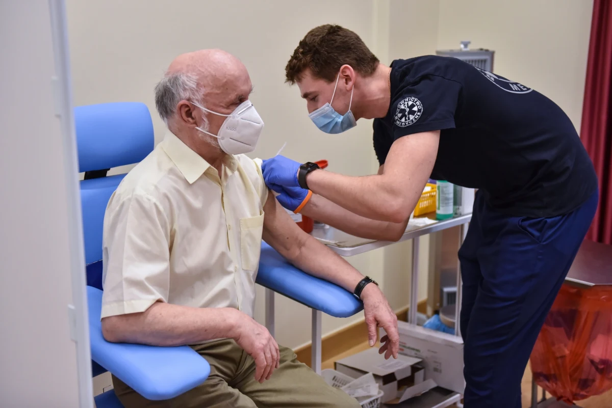 "Mamy dziś ponad 60 tys. osób zaszczepionych, co oznacza, że przekroczyliśmy w kraju milion zaszczepionych, gdzie 150 tys., to są ludzie, którzy otrzymali drugą dawkę, zaś 850 tys. - to osoby, które otrzymały pierwszą dawkę szczepionki" - powiedział w środę minister zdrowia Adam Niedzielski.