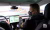 Instruktor jazdy pokazuje jak bezpiecznie jeździć samochodem w trudnych zimowych warunkach