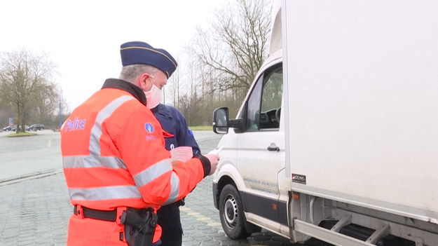Conajmniej do pierwszego marca potrwa wzmożona kontrola na belgijskich granicach. Kraj jest otwarty jedynie dla tych, którzy mają ważny powód, żeby do niego wjechać. Policja sprawdza, czy kierowcy nie omijają restrykcji i podróżują w innych celach niż praca, pilna sytuacja rodzinna czy względy zdrowotne.
