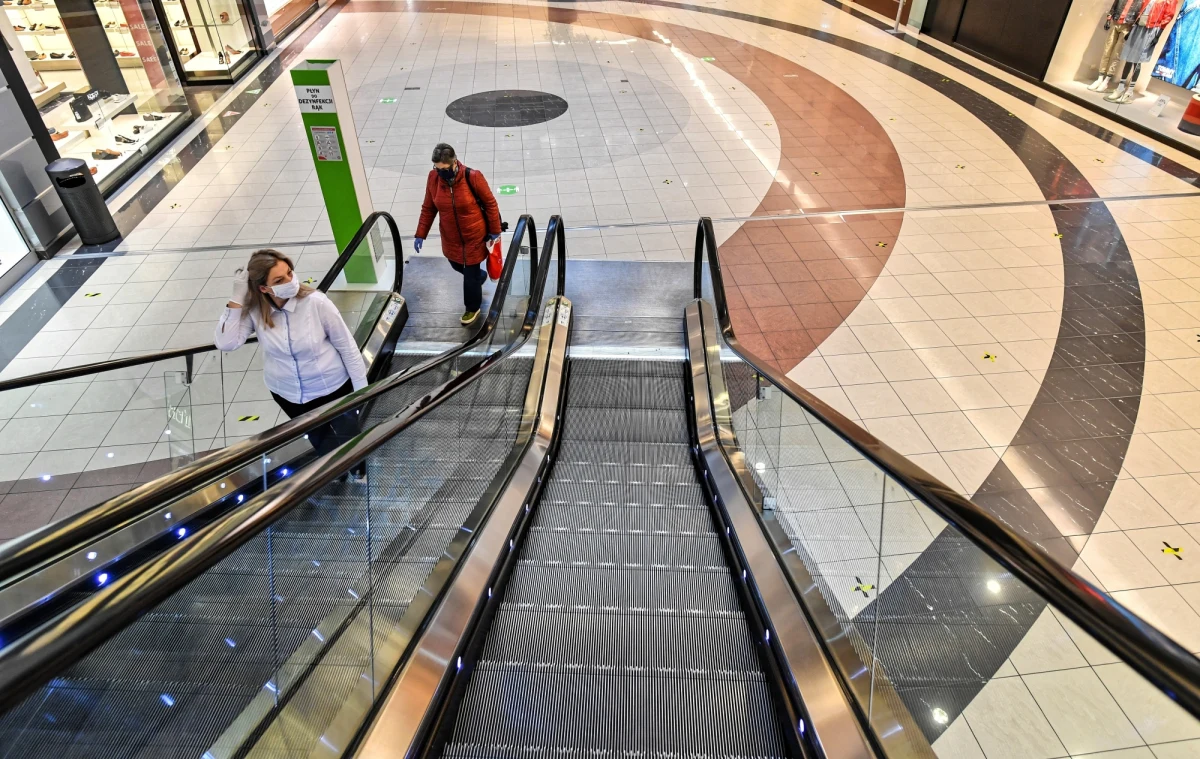 Od poniedziałku otwarte zostaną sklepy w galeriach handlowych - to już pewne - ustalili dziennikarze RMF FM. Zgodnie z zapowiedzią rzecznika rządu dziś odbędzie się konferencja prasowa premiera Mateusza Morawickiego. Podczas niej mają zostać oficjalnie ogłoszone decyzje, jakie zostały podjęte ws. restrykcji, które będą obowiązywać od 1 lutego.