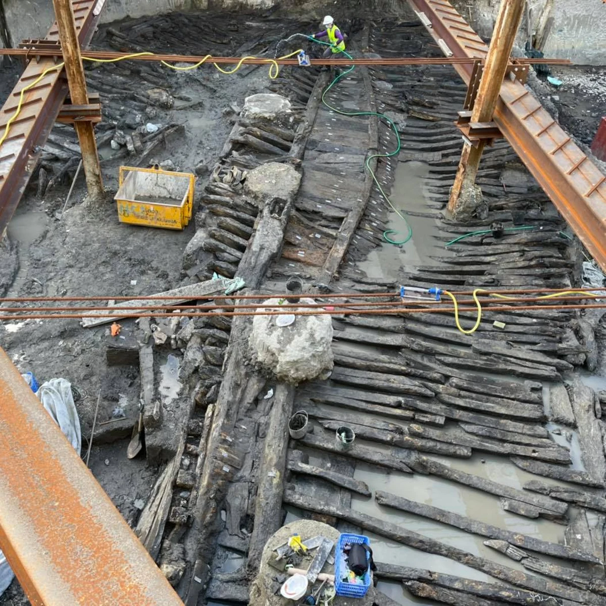 Kilka metrów pod ziemią, w starej części Lizbony, robotnicy budowlani odkryli pozostałości pochodzącego z XVII-wiecznego okrętu. Archeolodzy nie mają wątpliwości, że jednostką tą portugalscy żeglarze odbywali podróże przez Atlantyk.