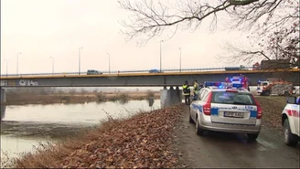 Wielkopolskie: Z rzeki wyłowiono auto. W środku były zwłoki