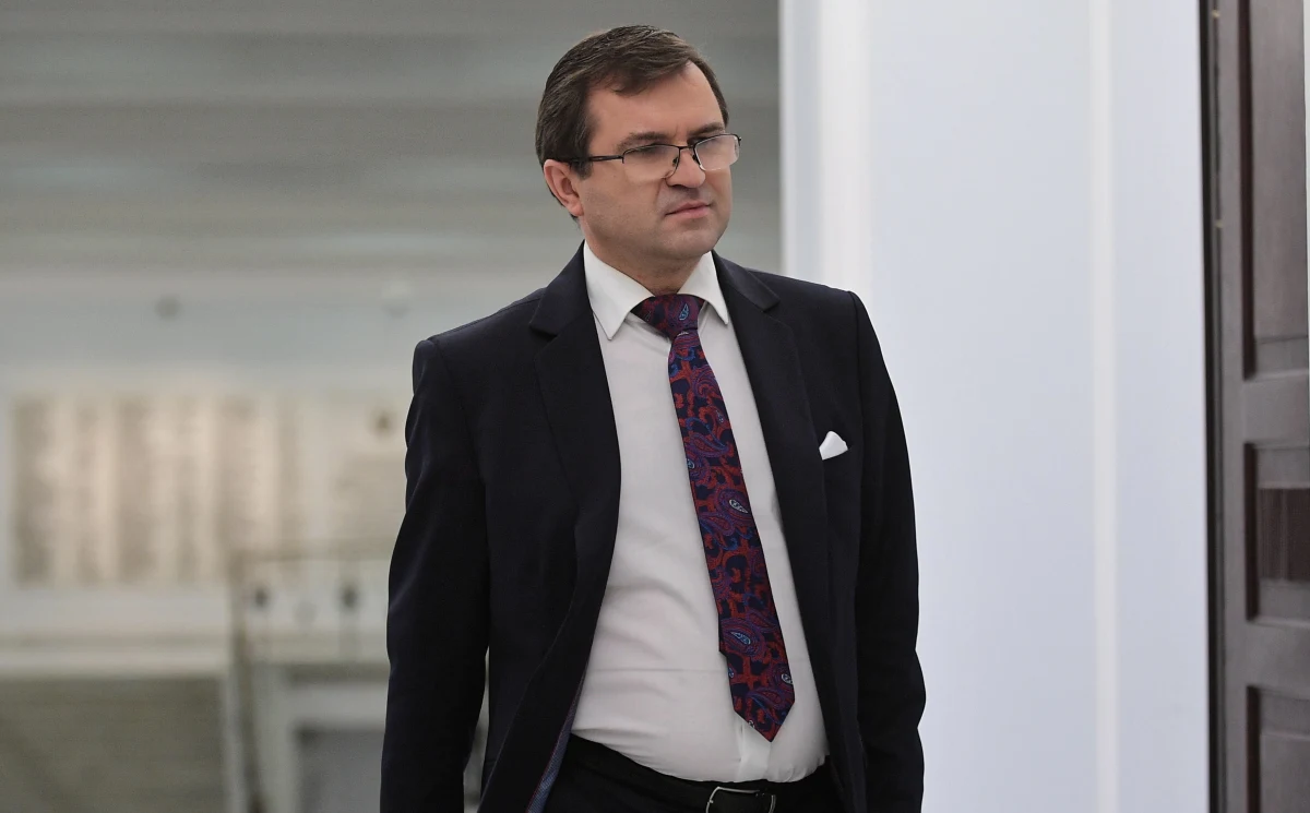 ​Narodowy Fundusz Zdrowia rozpoczął kontrolę w Wojskowym Szpitalu Uzdrowiskowo-Rehabilitacyjnym w Ciechocinku, gdzie przeciw Covid-19 zaszczepił się poseł Prawa i Sprawiedliwości Zbigniew Girzyński. Polityk twierdzi, że miał do tego prawo jako wykładowca Uniwersytetu Mikołaja Kopernika w Toruniu, a skierowanie zostało wydane przez Ministerstwo Zdrowia. Szef tego resortu Adam Niedzielski uważa jednak, że było to złamanie obowiązującej kolejności.