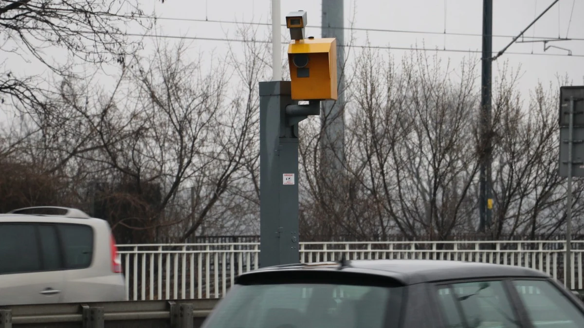 W Warszawie najwięcej zarejestrowanych wykroczeń było na ul. Grójeckiej na Ochocie, gdzie dwa urządzenia przyłapały na przekroczeniu prędkości blisko 30 tysięcy aut. Najmniej naruszeń, bo tylko 60, odnotowano na ul. Rosochata w Wilanowie.