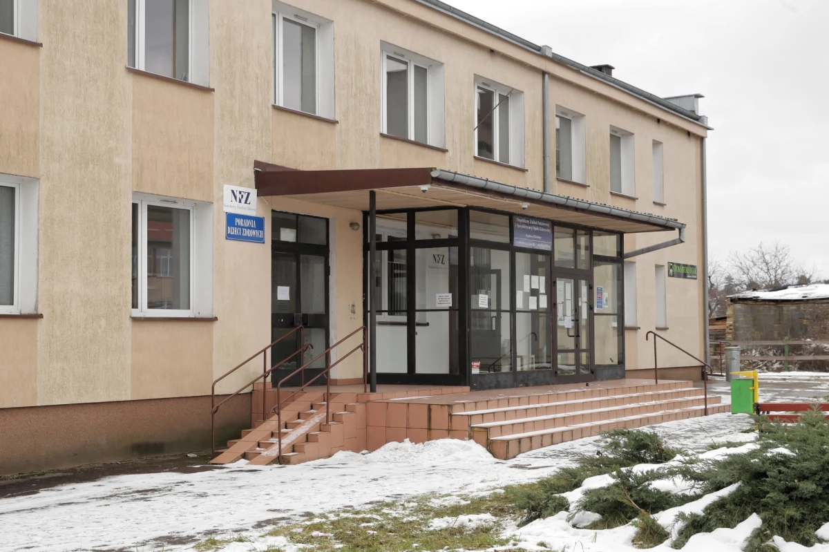 Prokuratura przedstawiła 38-letniemu mężczyźnie zarzuty dokonania kradzieży z włamaniem do przychodni zdrowia w Iłowie-Osadzie. Wśród skradzionych medykamentów było 18 dawek szczepionki przeciw Covid-19.