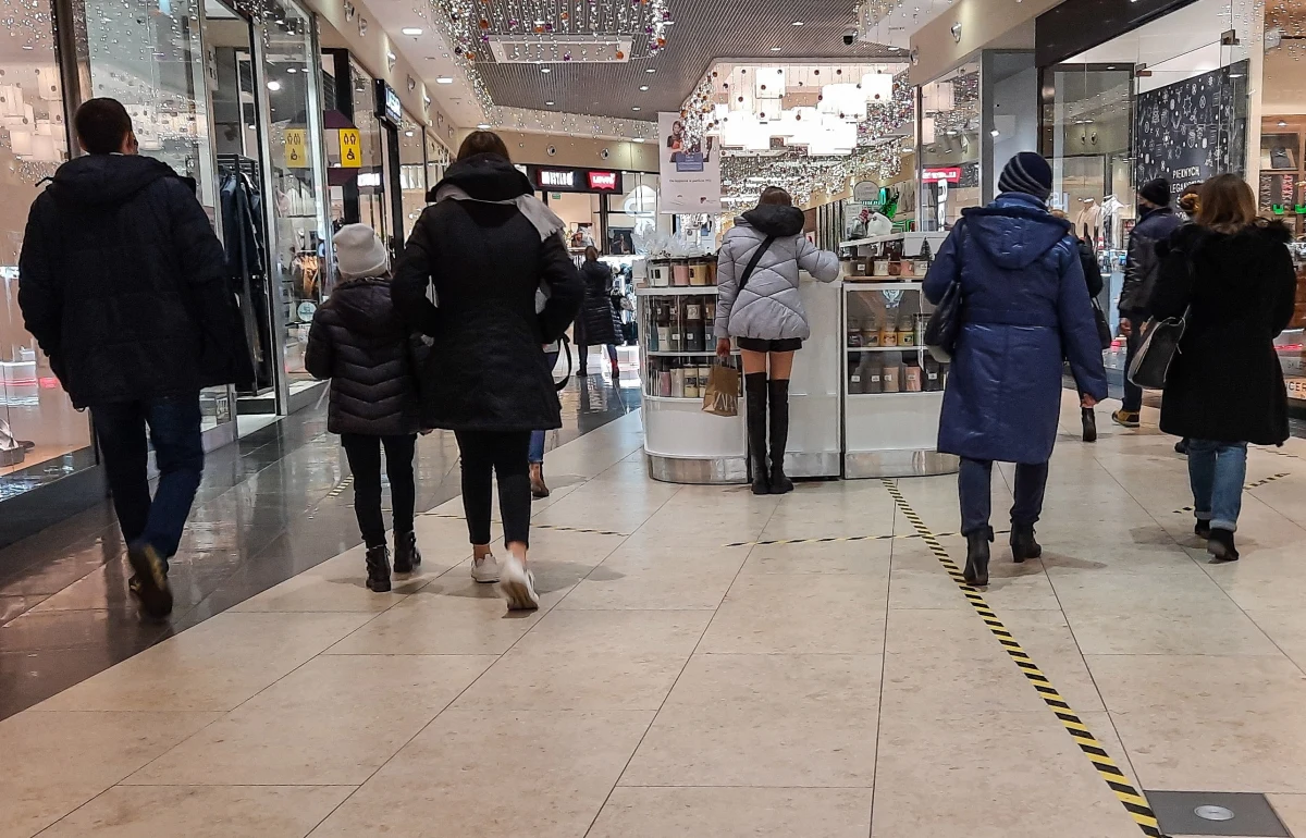 Otwieramy sklepy w galeriach handlowych, ale z zachowaniem reżimu sanitarnego. Od 1 lutego powracamy do rozwiązania, które miało miejsce w grudniu – ogłosił minister zdrowia Adam Niedzielski na konferencji prasowej. 