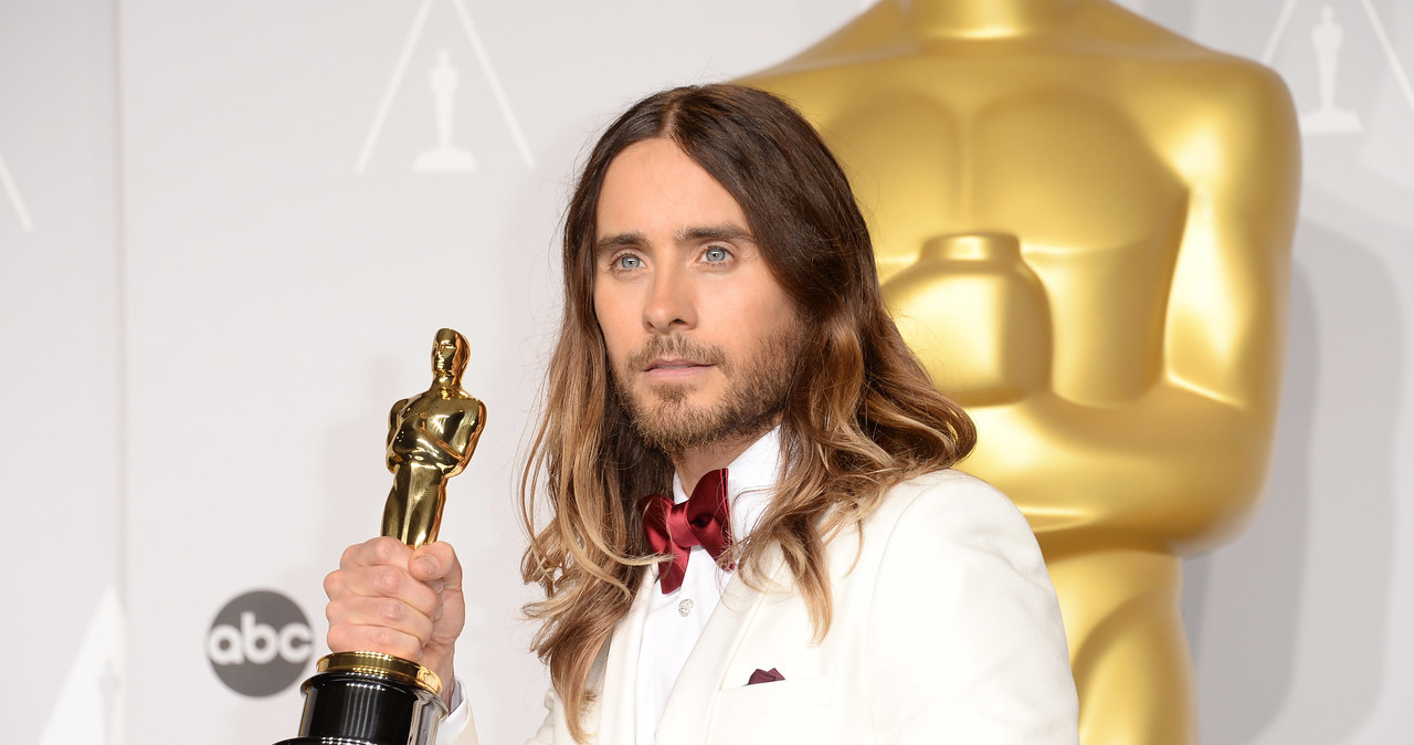 Jared Leto, amerykański aktor i muzyk, w 2014 roku został uhonorowany Oscarem za drugoplanową rolę w dramacie "Witaj w klubie". Na potrzeby roli transpłciowej kobiety, Leto poddał się imponującej wizualnej metamorfozie, która została doceniona przez widzów i krytyków. Jak się okazuje, gwiazdor nie ma pojęcia, gdzie znajduje się aktualnie jego Oscar. Niedawno zorientował się, że nie widział go już od trzech lat.