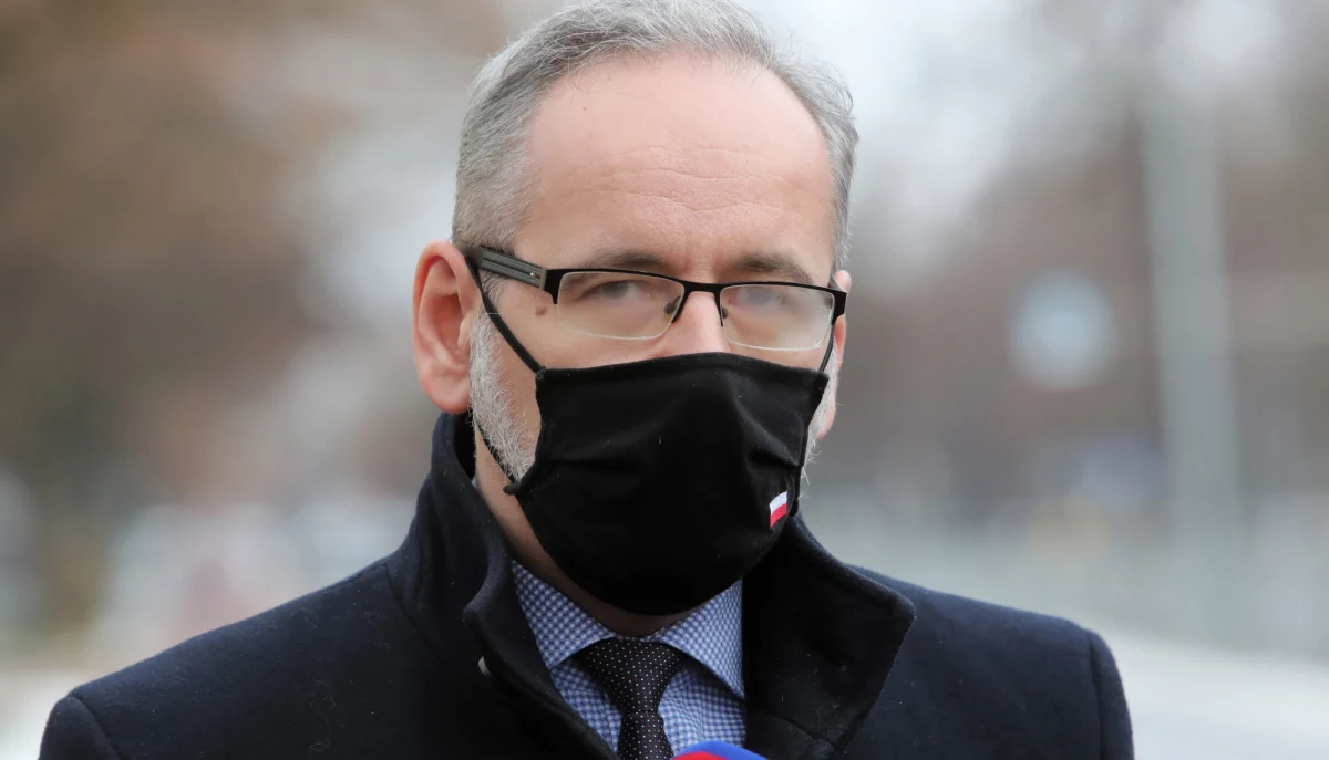 Sytuacja w Polsce wydaje się w tej chwili ustabilizowana, ale należy zwrócić uwagę na dwa ryzyka - sytuację międzynarodową oraz nowe mutacje koronawirusa - mówił w czwartek minister zdrowia Adam Niedzielski. Dodał, że za dwa tygodnie zostaną podjęte kolejne decyzje o luzowaniu obostrzeń. 