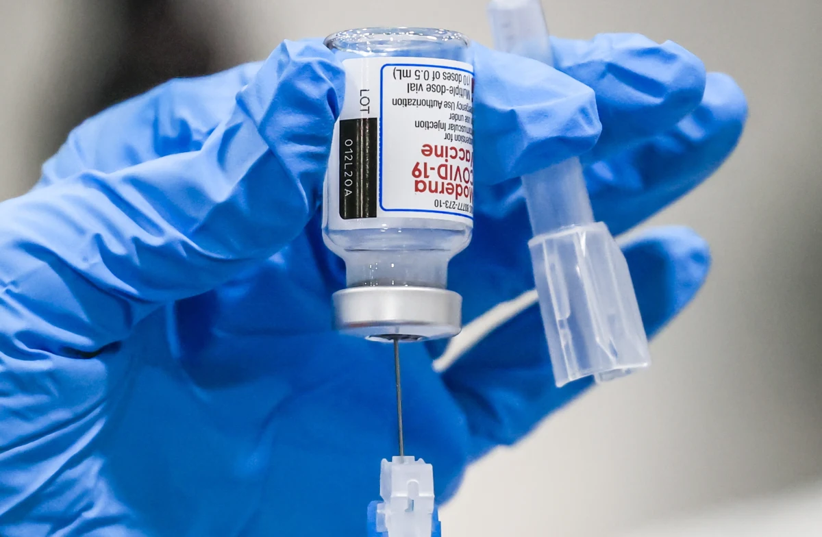 ​Zdecydowaliśmy, że dokonamy zwiększenia zakupu Moderny. Będziemy chcieli złożyć zamówienie rzędu 4-5 mln dodatkowych szczepień - ogłosił na konferencji prasowej minister zdrowia Adam Niedzielski.