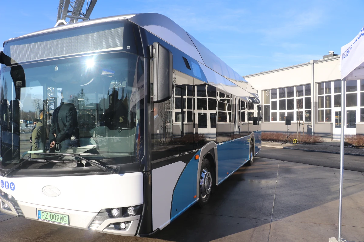 W Krakowie zaprezentowano autobus elektryczny zasilany ogniwem wodorowym. "Pojazd posiada własną małą elektrownię. Jest zupełnie ekologiczny, bo z rury wydechowej wydostaje się tylko para wodna. Sam wodór, po oczyszczeniu, pozyskiwać można z polskich fabryk, w których jest efektem ubocznym produkcji. To ewidentnie przyszłość motoryzacji" - mówi Mariusz Szałkowski wiceprezes MPK w Krakowie. "To jest autobus elektryczny, tylko że w przeciwieństwie do zwykłych autobusów elektrycznych ten - oprócz małej baterii - posiada generator prądu, który zasilany jest wodorem" - dodaje Szałkowski.