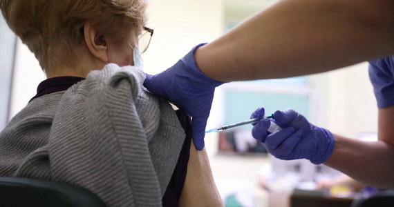 "Odporność pojawia się już po przyjęciu pierwszej dawki szczepionki przeciwko koronawirusowi, ale na początek w 52 procentach. Tak podaje producent szczepionki, firma Pfizer" - przyznaje w rozmowie z RMF FM epidemiolog i specjalistka medycyny rodzinnej doktor Agnieszka Motyl. 