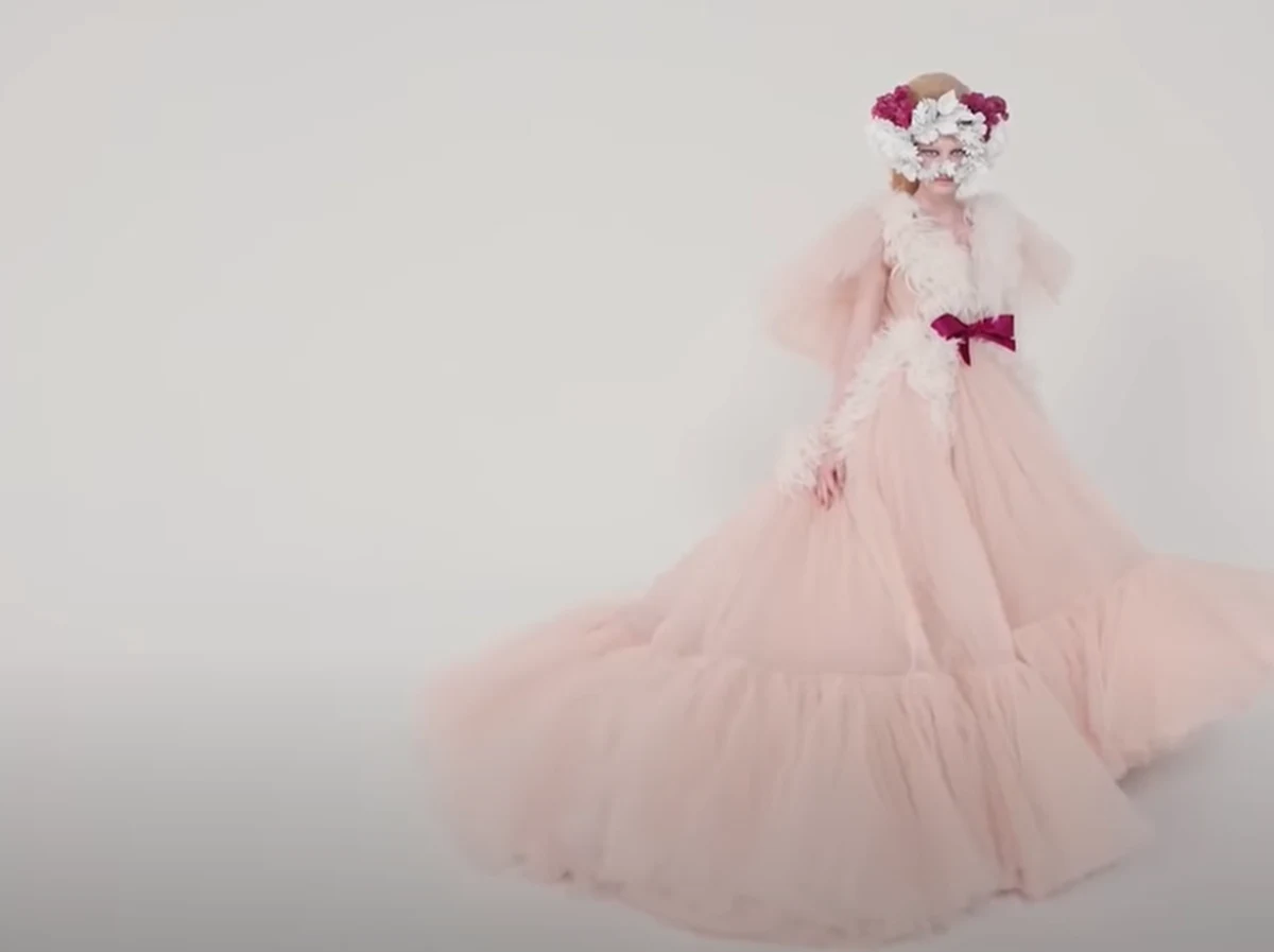 Sławni paryscy dyktatorzy mody patrzą na świat… przez różowe okulary - mimo pandemii koronawirusa. Tak wielu francuskich obserwatorów komentuje kończące się dzisiaj pokazy Haute Couture, czyli ręcznego krawiectwa najwyższej klasy. Kolor różowy ma być bowiem jednym z hitów najbliższej wiosny i lata. 