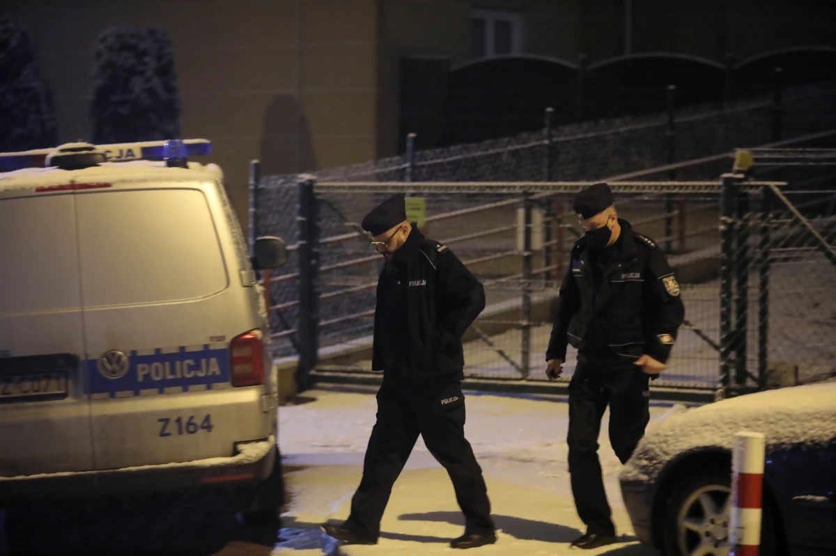 ​Tragiczny finał akcji policji przy ulicy Lewinowskiej na warszawskim Targówku. Funkcjonariusze próbowali zatrzymać poszukiwanego mężczyznę, który - jak dowiedział się nasz reporter - oddał kilka strzałów. 