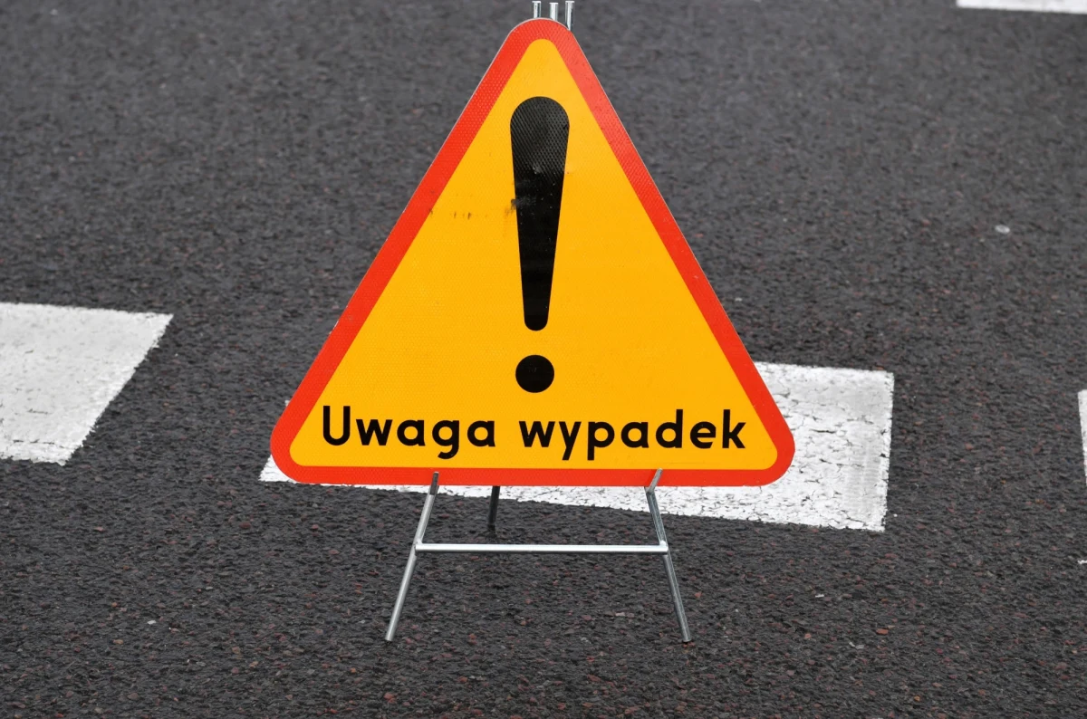 ​Tragiczny wypadek na obwodnicy Wrocławia. Bus wjechał tam w karierki. Nie żyje jedna osoba, są także ranni.