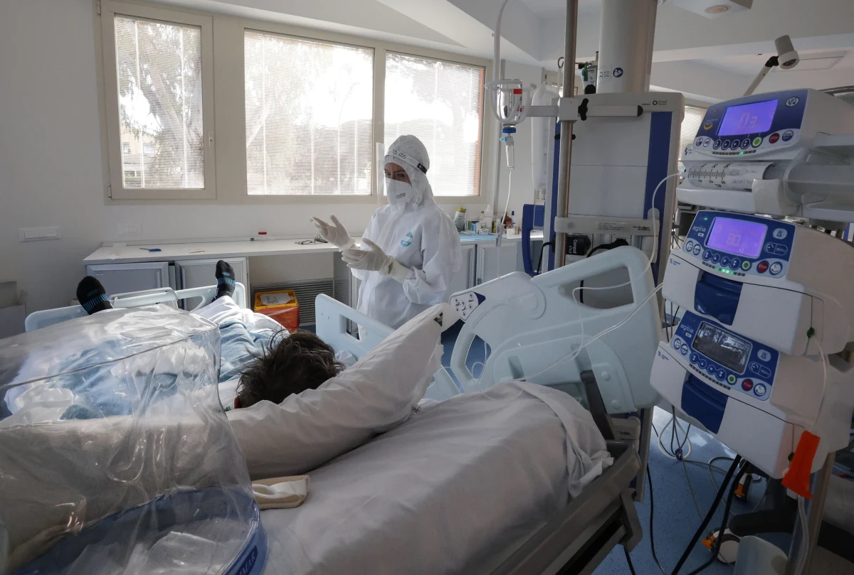 Resort zdrowia poinformował, że minionej doby w Polsce wykryto 6 144 nowych zakażeń koronawirusem. Po zachorowaniu na Covid-19 zmarło 336  osób.