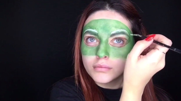 Elina Podporina, 26-letnia Rosjanka jest znana w internecie ze swoich fantastycznych makijaży. Z pomocą prostych narzędzi tworzy przekonujące iluzje, upodabniając się np. do słynnych, filmowych postaci. Zobaczcie