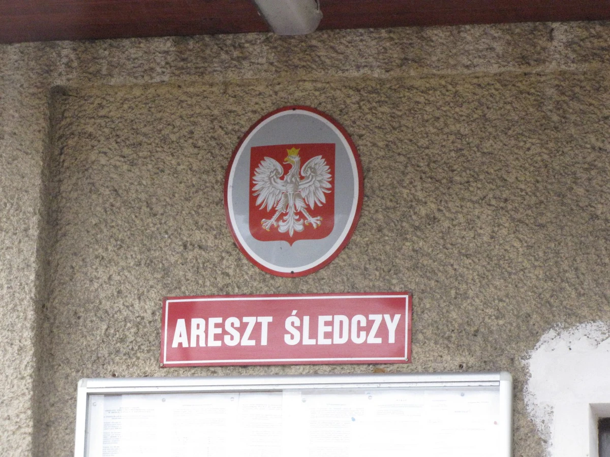 Sąd Rejonowy w Kaliszu podjął decyzję o aresztowaniu na trzy miesiące dwóch mężczyzn podejrzanych o zabójstwo 39-latka. Podejrzani mieli pobić ofiarę tłuczkiem i udusić kablem. Zwłoki zawinęli w dywan.