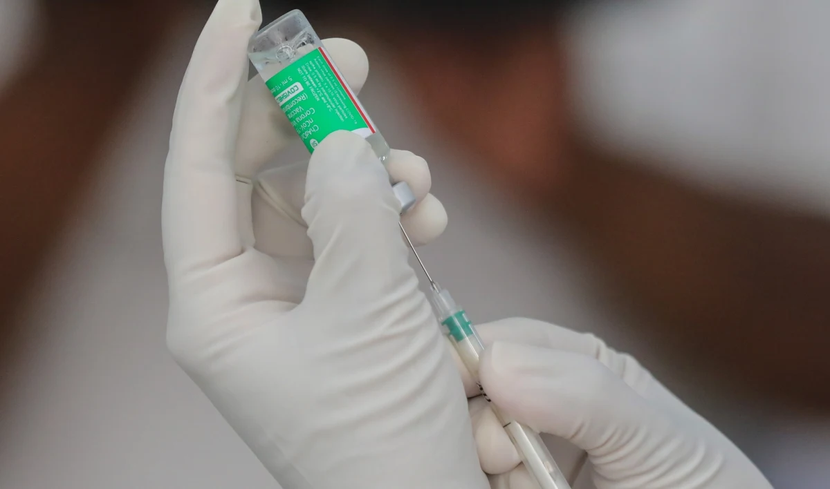 ​Polska ma zakontraktowanych 16 mln szczepionek firmy AstraZeneca. W I kwartale powinna otrzymać od producenta około 1,5 mln dawek, co pozwoli zaszczepić ok. 750 tys. osób - poinformował w piątek na konferencji prasowej rzecznik Ministerstwa Zdrowia Wojciech Andrusiewicz.