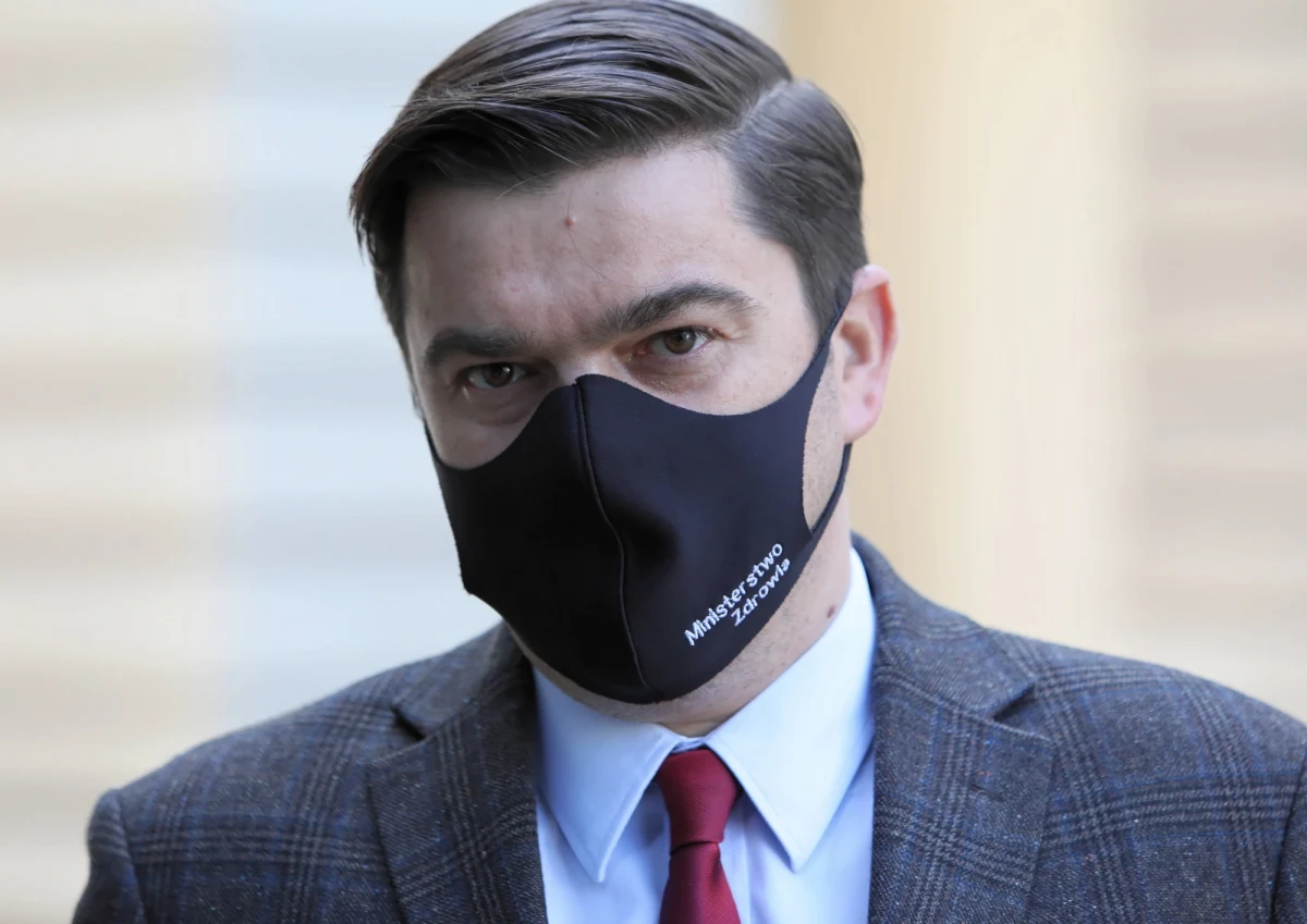 Nieuzasadnione byłoby obecnie otwieranie restauracji, hoteli i klubów fitness. Badania naukowe pokazują, że tam nie ma możliwości zachowania odpowiedniego rygoru sanitarnego - powiedział na konferencji prasowej w piątek rzecznik Ministerstwa Zdrowia Wojciech Andrusiewicz.