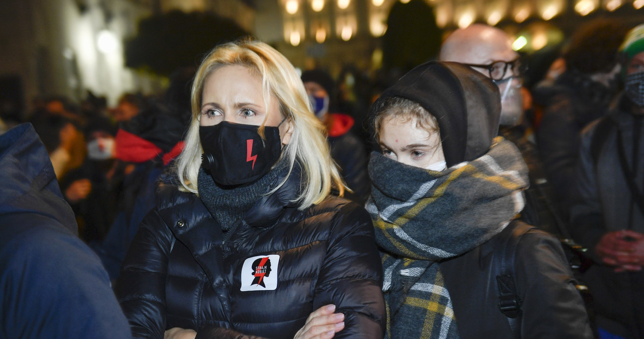 Aktorka wraz z córką brała udział w czwartkowej demonstracji przeciwników zaostrzenia prawa antyaborcyjnego, która odbyła się przed siedzibą Trybunału Konstytucyjnego. Na swoim Instagramie Anna Samusionek poskarżyła się na zachowanie policjantów. „Przegnał nas dosłownie, jak bezpańskie psy, podnosząc na nas głos, napierając ciałem” - relacjonowała poczynania jednego z funkcjonariuszy.