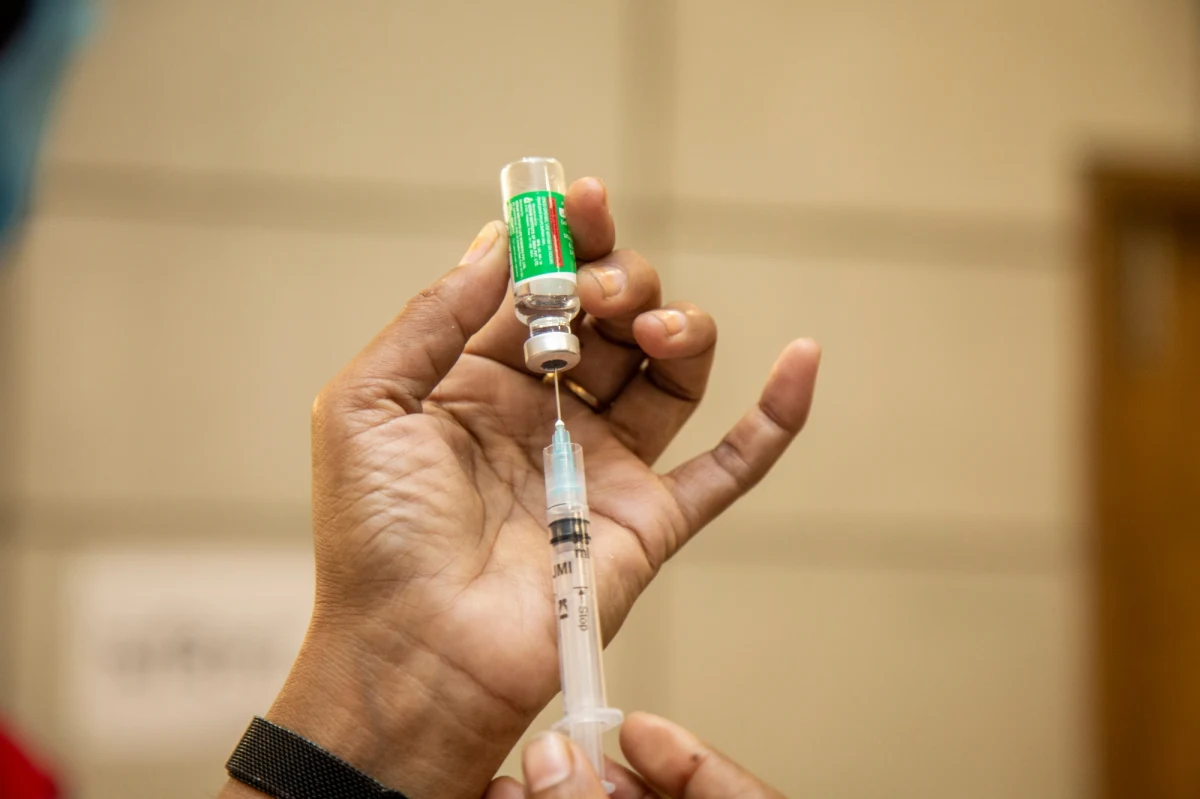 Komisja Europejska zatwierdziła dla Unii Europejskiej szczepionkę przeciw Covid-19 opracowaną przez brytyjsko-szwedzki koncern farmaceutyczny AstraZeneca i naukowców z Uniwersytetu Oksfordzkiego. Wcześniej pozytywną opinię wydała dla preparatu Europejska Agencja Leków. Szczepionka AstraZeneca/Oxford jest trzecią zatwierdzoną w Unii Europejskiej: po preparatach Pfizer/BioNTech i Moderny.