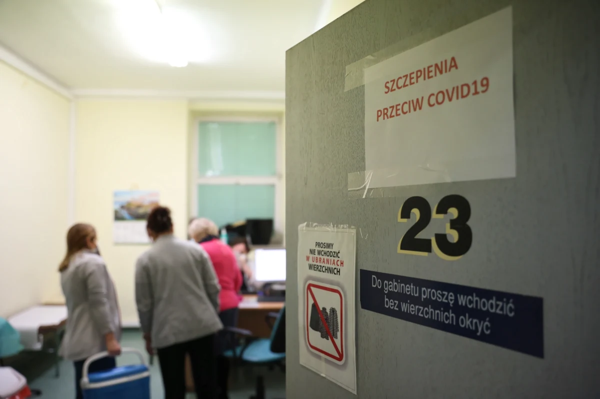 Eksperci przyznają, że dotychczasowe obserwacje wskazują, iż niepożądane objawy częściej pojawiają się po przyjęciu drugiej niż pierwszej dawki szczepionki przeciwko koronawirusowi. "Nawet osoby, które nie miały żadnych objawów niepokojących po pierwszym szczepieniu, po otrzymaniu drugiej dawki skarżyły się na bóle głowy, silniejsze zmęczenie, bóle mięśni i stawów. To zarówno uogólnione, jak i miejscowe dolegliwości bólowe" - mówi w rozmowie z RMF FM epidemiolog doktor Agnieszka Motyl.