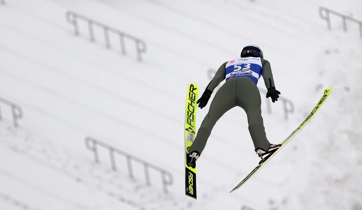Klemens Murańka skoczył na odległość 153 metrów i pobił rekord skoczni w Willingen podczas kwalifikacji do jutrzejszego konkursu Pucharu Świata. W komplecie przeszła je siódemka Polaków. Murańka został sklasyfikowany na piątym miejscu, a wygrał Andrzej Stękała, który skoczył na odległość 152 metrów.