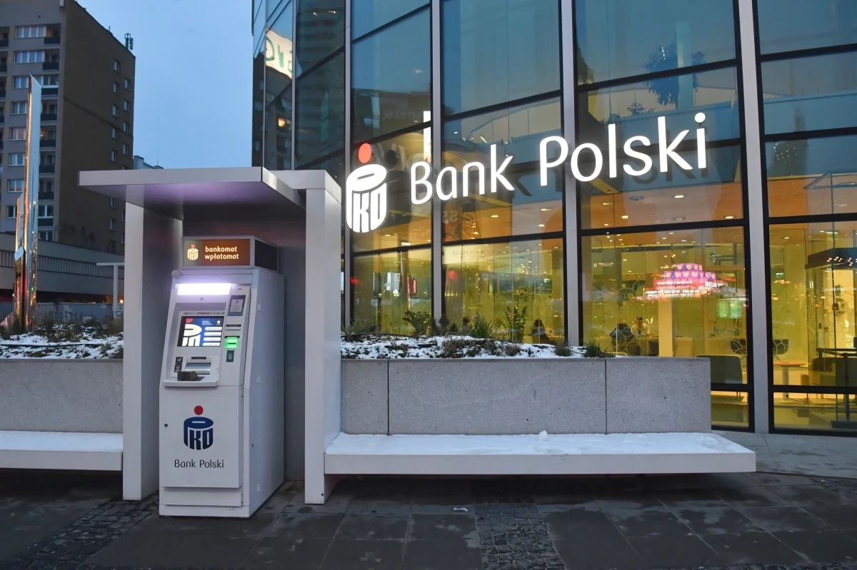 ​PKO Bank Polski zawarł przed Sądem Okręgowym w Warszawie pierwszą, pilotażową ugodę z frankowiczami. Jest ona zgodna z propozycją przewodniczącego Komisji Nadzoru Finansowego. Obie strony postępowania zastrzegły, że nie będą informować o szczegółach. 