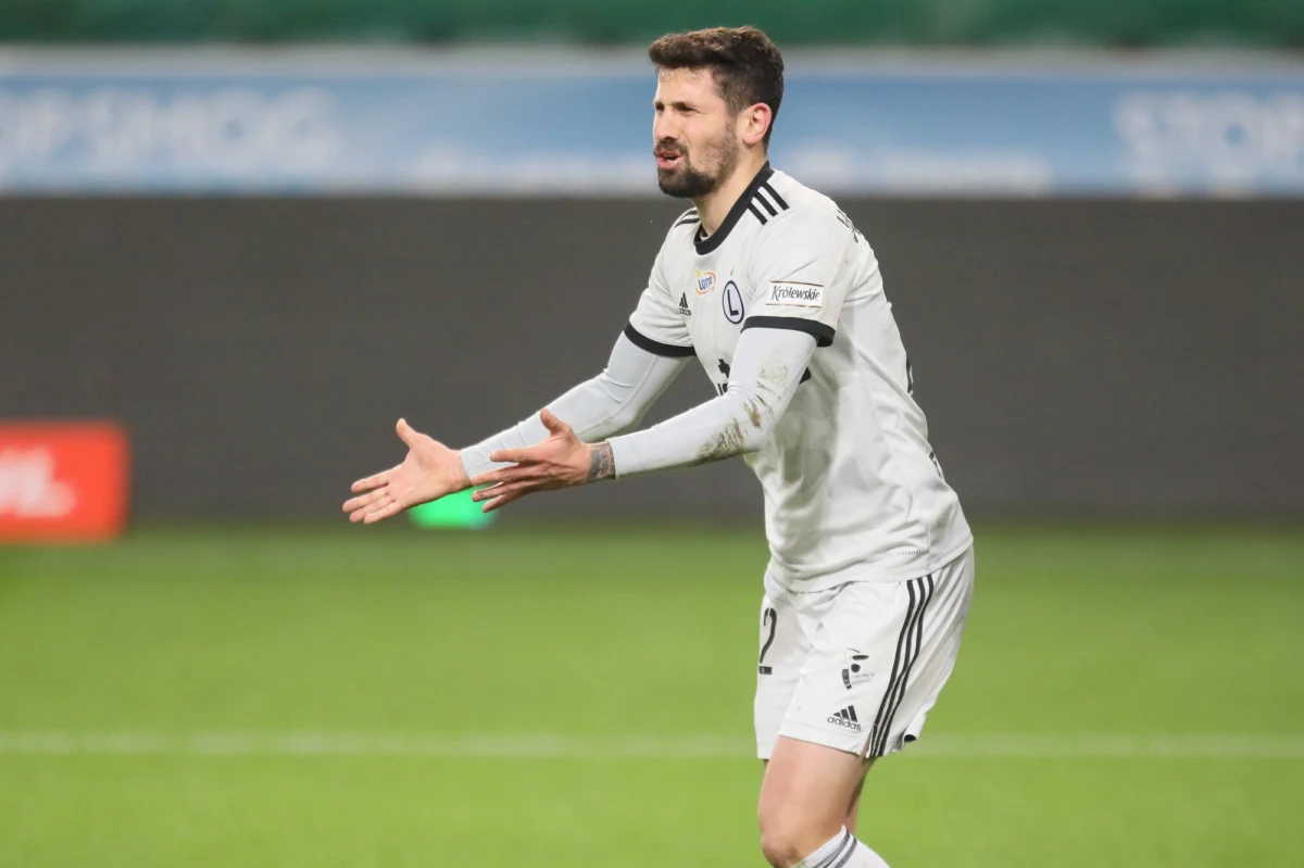 Lider wraca do gry! Legia Warszawa, która przezimowała na pierwszym miejscu w tabeli PKO BP Ekstraklasy, podejmie w niedzielę ostatni  zespół ligi - Podbeskidzie Bielsko-Biała. Mistrz Polski przygotowywał się do zimowych warunków… w gorącym Dubaju. Jak wyglądały treningi? Jakie nowinki technologiczne stosował sztab? Jak wygląda sytuacja kadrowa Legii? O tym wszystkim z zawodnikiem Wojskowych Pawłem Wszołkiem rozmawiał Paweł Pawłowski.