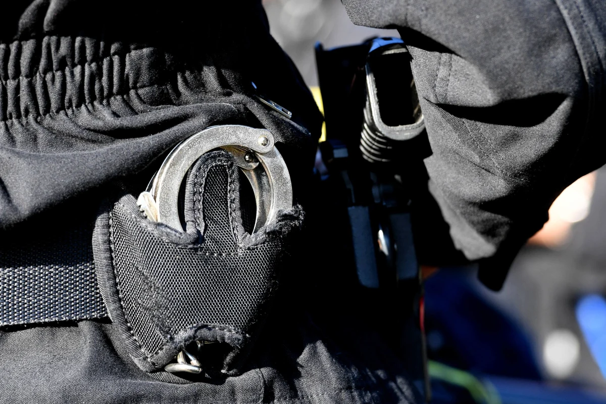 ​Trzech mieszkańców Leszna w Wielkopolsce, w wieku od 17 do 20 lat - odpowie za rozbój. Z policyjnych ustaleń wynika, że sprawcy uzbrojeni w pałkę teleskopową mieli atakować w nocy przechodniów.