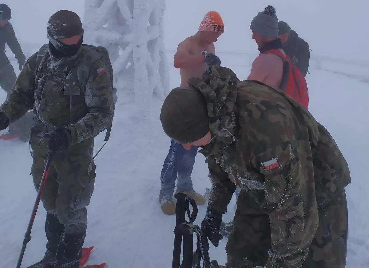 Dwóch mężczyzn, z nagimi torsami, ruszyło na szlak z Ustrzyk Górnych w kierunku Tarnicy w Bieszczadach.  Mimo trudnych warunków turyści nie zawrócili. Pomogli im żołnierze, którzy sprowadzili ich do Wołosatego. 