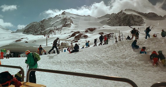 Austria jest zamknięta dla turystów z zagranicy. Mimo to setki młodych Szwedów i Duńczyków przyjechało w Alpy na narty. O tajnych imprezach dla narciarzy zaalarmował burmistrz St. Anton. "Po Bożym Narodzeniu młodzi cudzoziemcy zaczęli szturmować naszą miejscowość" - stwierdził.
