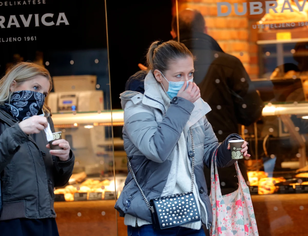 Epidemia Covid-19 może nasilać się w pewnych okresach roku - sugerują naukowcy z USA. Analiza epidemii w ponad 200 państwach wskazuje na jej silny związek z szerokością geograficzną i temperaturą. Istotne mogą być różne czynniki - klimatyczne, kulturowe i fizjologiczne, np. zmiany w produkcji witaminy D.