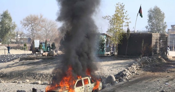 ​Co najmniej ośmiu członków afgańskich sił bezpieczeństwa zginęło w sobotę w samobójczym zamachu bombowym na jedną z ich baz na wschodzie kraju. Do ataku przyznali się bojownicy talibscy. Eksplodował samochód pułapka - poinformowały afgańskie władze.
