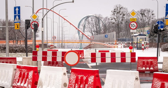 Most Uniwersytecki w Bydgoszczy z powodu trwałych odkształceń elementów konstrukcyjnych został zamknięty do czasu naprawy. Wyłączony z ruchu został również odcinek Trasy Uniwersyteckiej, którego częścią jest zamknięta przeprawa przez Brdę.