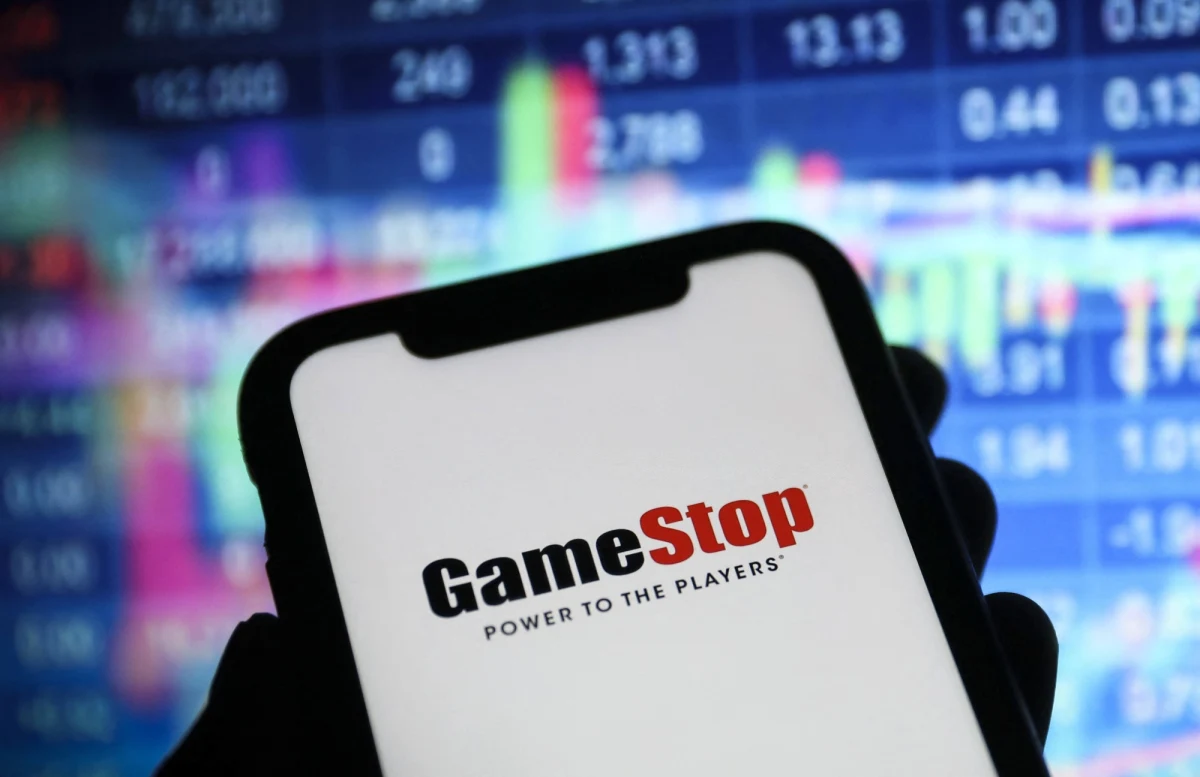 "Nikt nie wygra, jeśli będzie miała miejsce bitwa między inwestorami indywidualnymi i profesjonalnymi" - mówi James Early, analityk finansowy. W ten sposób odniósł się do głośnej od kilku dni sprawy, gdzie grupa użytkowników serwisu Reddit skrzyknęła się, aby zakupić wspólnie akcje upadającej sieci sklepów z grami GameStop. Wywindowali oni ceny akcji spółki o kilkaset procent i nie było to przypadkowe działanie. Zagrali na nosie wielkim graczom, a dokładnie wielkim funduszom hedgingowym.