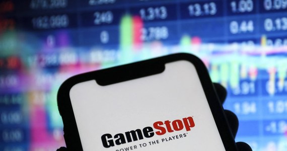 "Nikt nie wygra, jeśli będzie miała miejsce bitwa między inwestorami indywidualnymi i profesjonalnymi" - mówi James Early, analityk finansowy. W ten sposób odniósł się do głośnej od kilku dni sprawy, gdzie grupa użytkowników serwisu Reddit skrzyknęła się, aby zakupić wspólnie akcje upadającej sieci sklepów z grami GameStop. Wywindowali oni ceny akcji spółki o kilkaset procent i nie było to przypadkowe działanie. Zagrali na nosie wielkim graczom, a dokładnie wielkim funduszom hedgingowym.