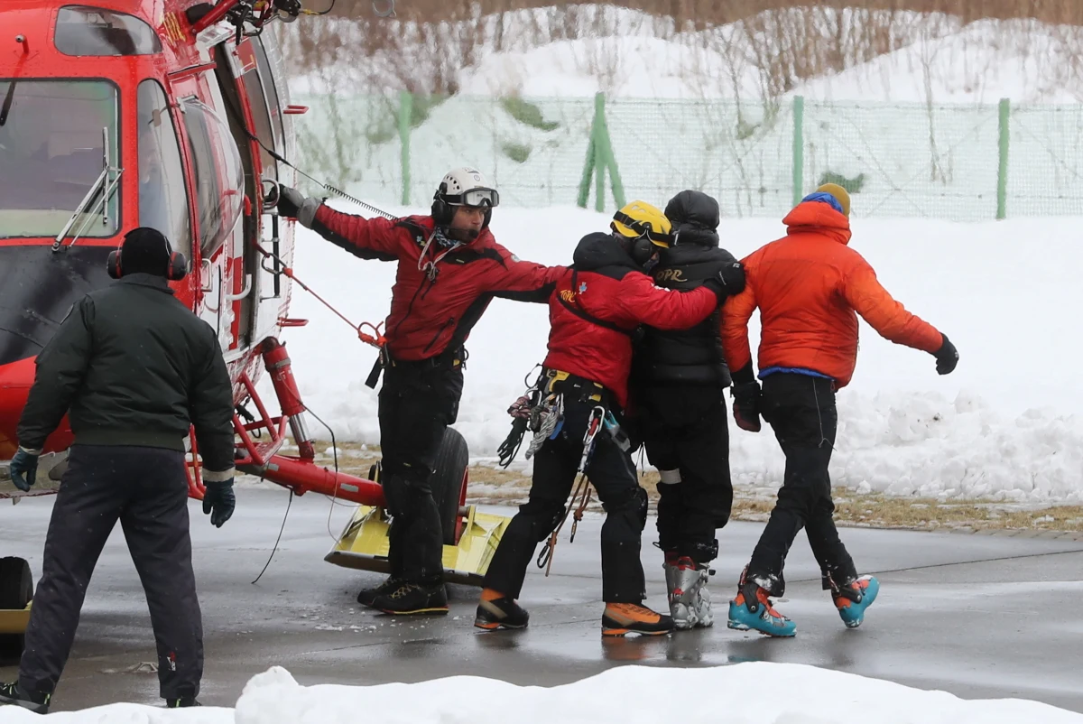 W Tatrach zeszła lawina, zasypując dwie osoby. Na pomoc ruszyli im toprowcy. Polecieli śmigłowcem, mimo że w górach wieje silny wiatr. Na szczęście turyści nie doznali poważniejszych obrażeń. 