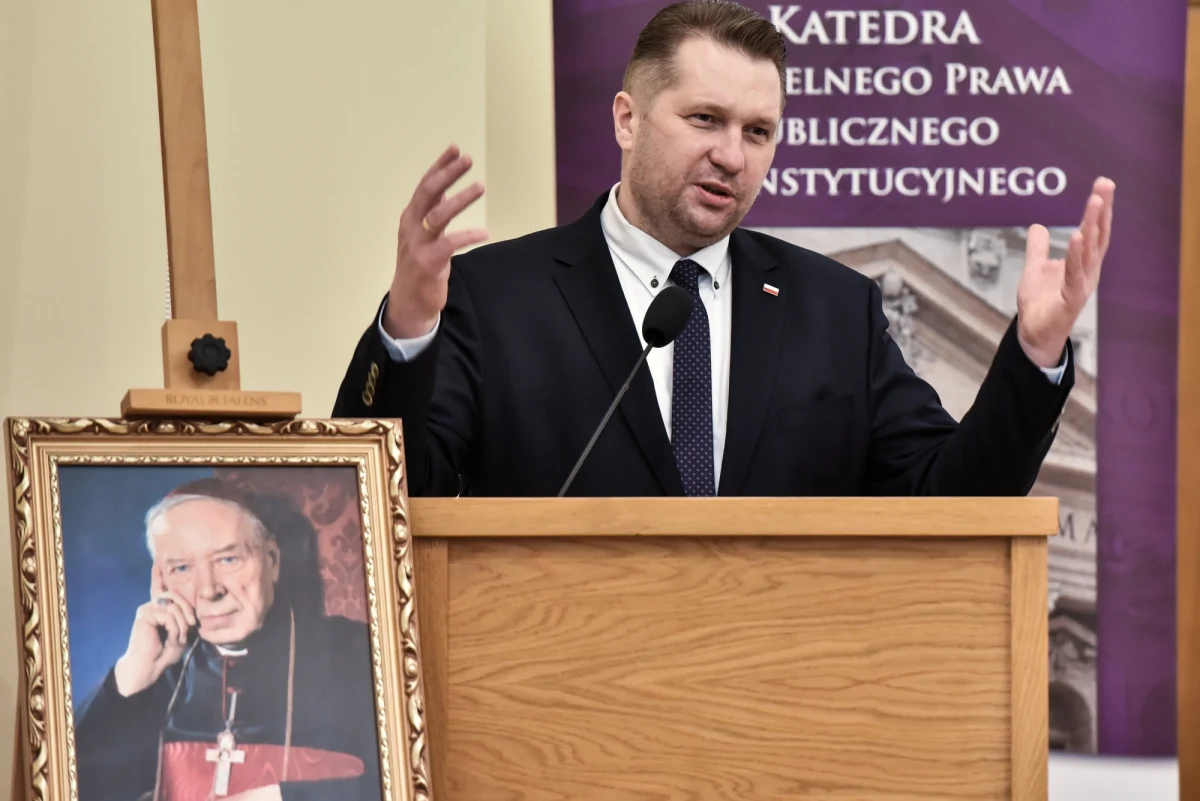 "Jeśli celem nauki nie jest poszukiwanie prawdy, to nauka nauką nie jest, jest zwykłym hołdowaniem głupocie" – stwierdził minister edukacji i nauki Przemysław Czarnek w wystąpieniu na konferencji naukowej "Aktualność przesłania Prymasa Wyszyńskiego w oczekiwaniu na beatyfikację" na Katolickim Uniwersytecie Lubelskim. "To hołdowanie głupocie widzimy dzisiaj w wielu miejscach na polskich uczelniach, niestety tylko dlatego, że wyrzuca się kryterium prawdy jako cel, do którego nauka ma zmierzać" - ocenił.