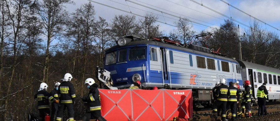 Do tragicznego wypadku doszło na niestrzeżonym przejeździe kolejowym w Troszynie (woj. zachodniopomorskie). Auto osobowe zderzyło się tam z pociągiem relacji Szczecin-Świnoujście. Kierowca osobówki zginął na miejscu. 