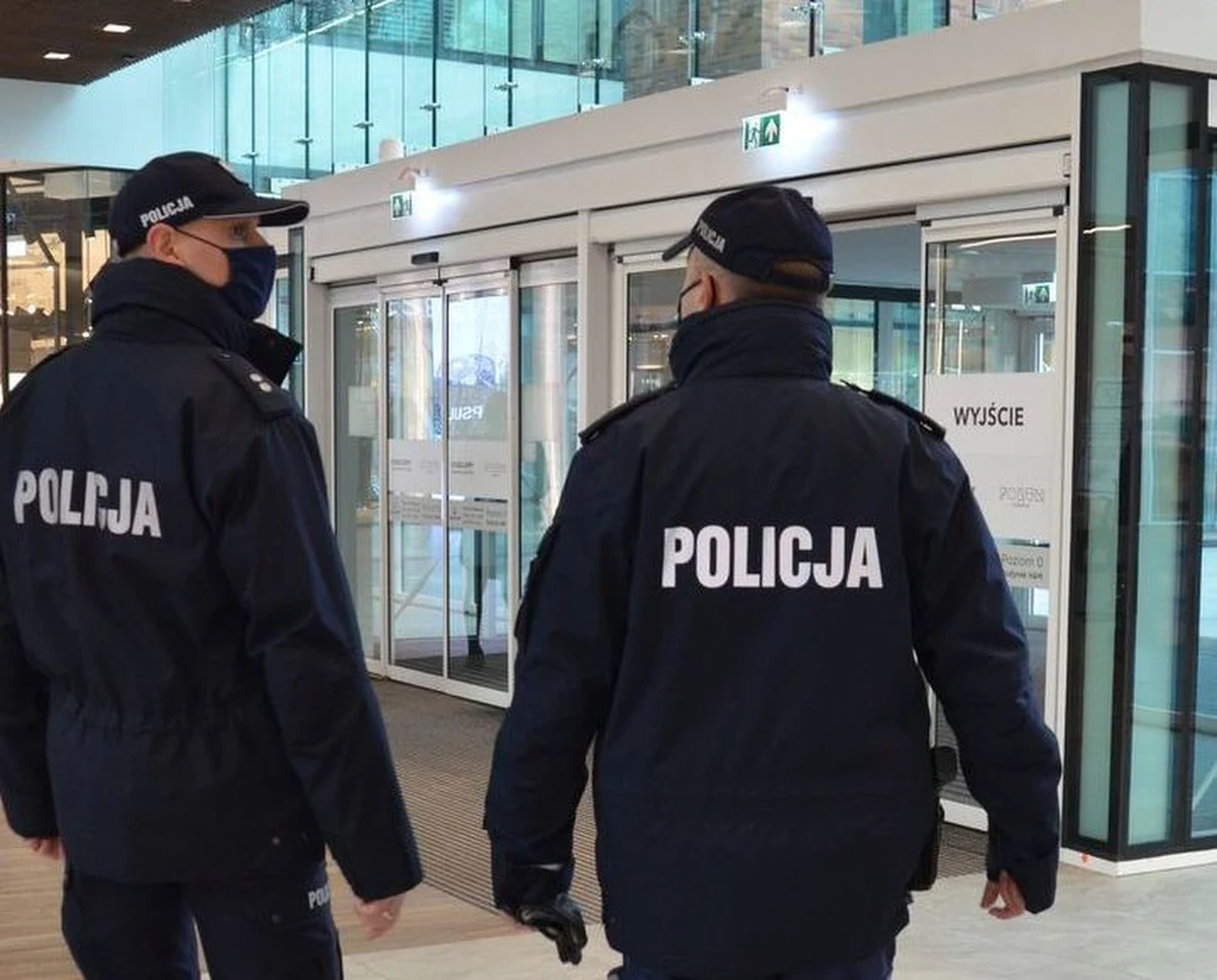 Zamknięcie jednego lokalu rozrywkowego i stwierdzenie naruszenia reżimu sanitarnego w trzech innych klubach to efekt nocnej kontroli w Gdańsku przeprowadzonej przez policję i inne służby.